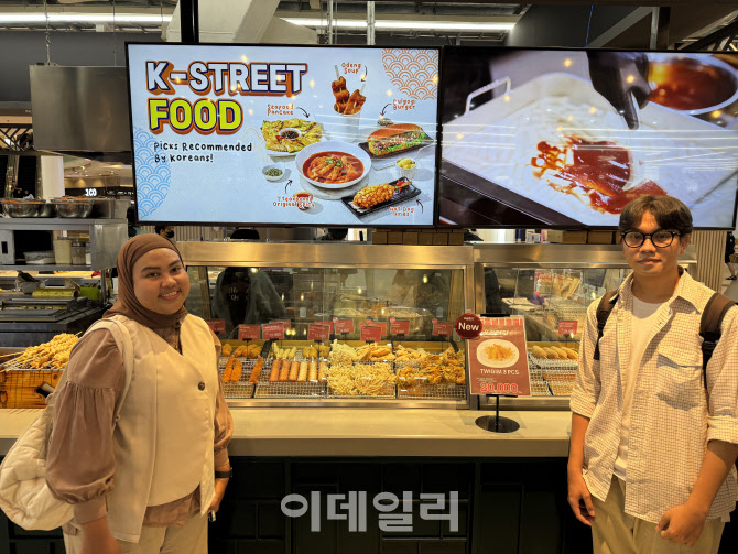 김밥·떡볶이 먹으러 히잡 쓴 MZ들 우르르…'K푸드'에 지갑 연다