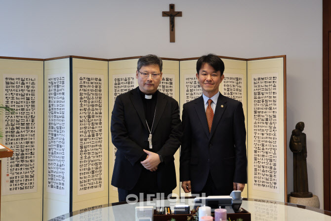 천주교 서울대교구장 정순택 대주교, 용호성 문체부 차관 접견