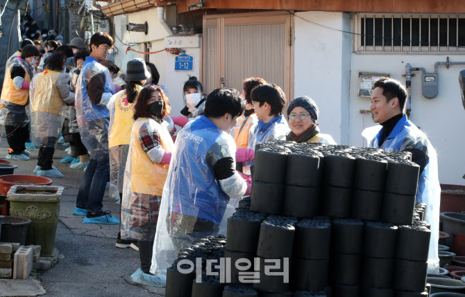 [포토]고려아연-적십자사, 어려운 이웃에게 따듯한 온기 배달