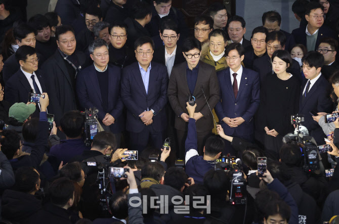 [포토]비상계엄 해제 요구 결의안 가결, '입장 밝히는 한동훈 대표'