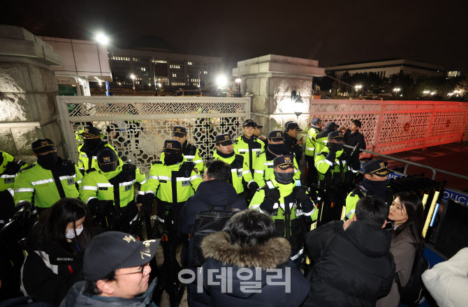 [포토]윤석열 대통령 비상계엄령 선포에 봉쇄된 국회