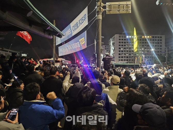 ‘비상계엄 해제안’ 가결에 눈물 흘린 시민들…“대한민국 만세”