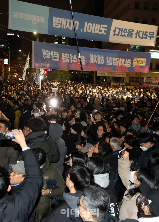 [포토]윤대통령 비상계엄령 선포에 국회로 몰린 시민들