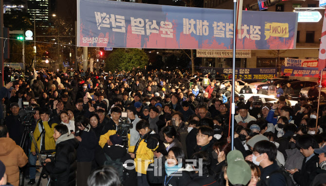 [포토]국회 앞 시민들, 계엄 해제 요구안 가결에 환호