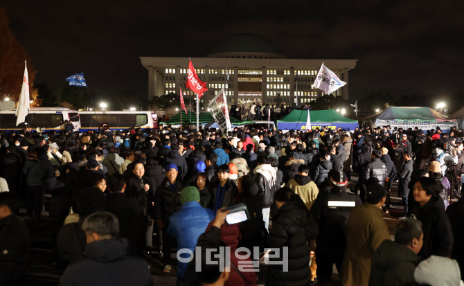 [포토]시민들, 계엄 해제 요구안 가결에 환호