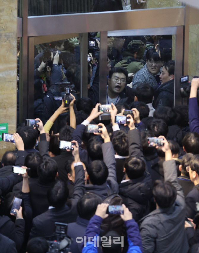 [포토]비상계엄, '군인들 진입 막는 보좌진들'