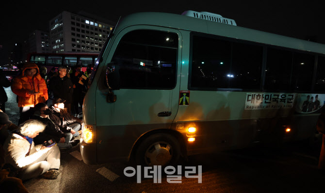 [포토]윤석열 대통령 비상계엄령 선포, 국회 진입하는 군대 버스 막는 시민들