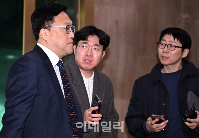 [포토]출근하는 김병환 금융위원장