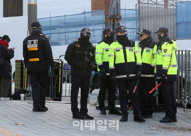 [포토] 대통령실 인근 경호하는 경찰들