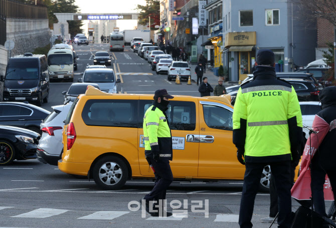 [포토] 대통령실 입구 경비하는 경찰들