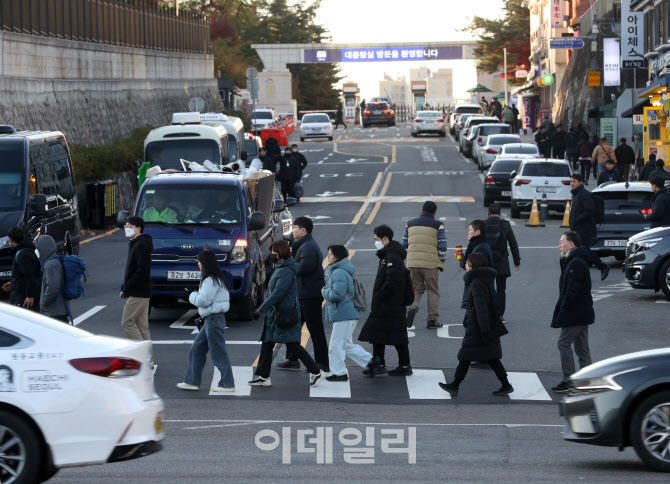 [포토] 대통령실 입구 지나는 시민들