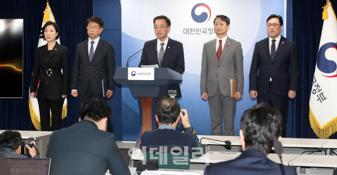 [포토]긴급 경제관계장관회의 결과 관련 브리핑하는 최상목 부총리와 관계부처 장관들