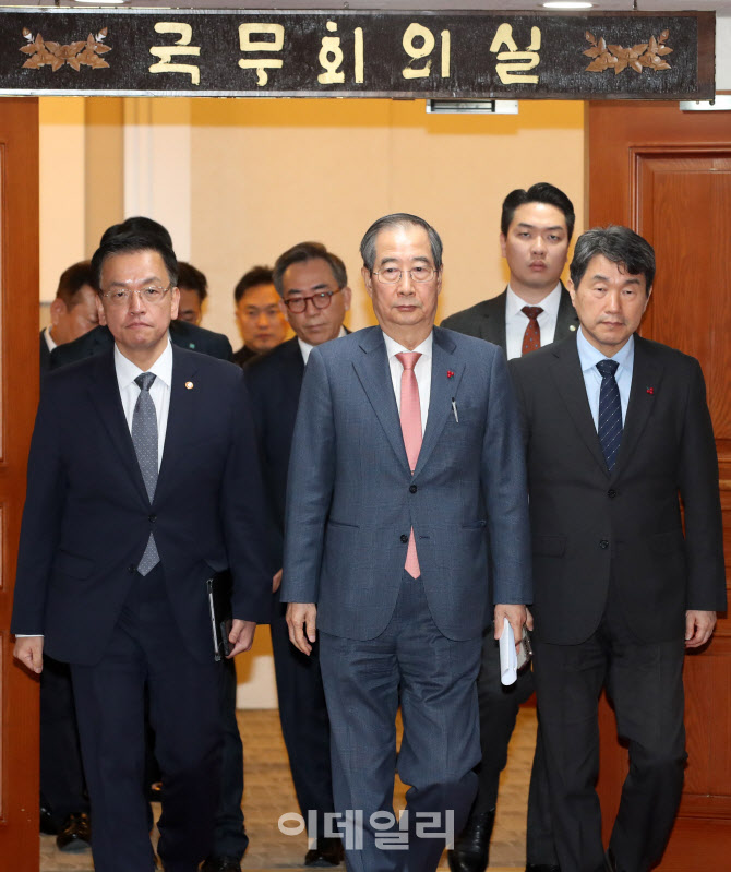 [포토]현안 관련 긴급 회의 마친 한덕수 총리와 국무위원들