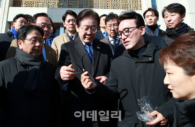 [포토]이재명-김민석, '이것이 계엄군의 수갑'