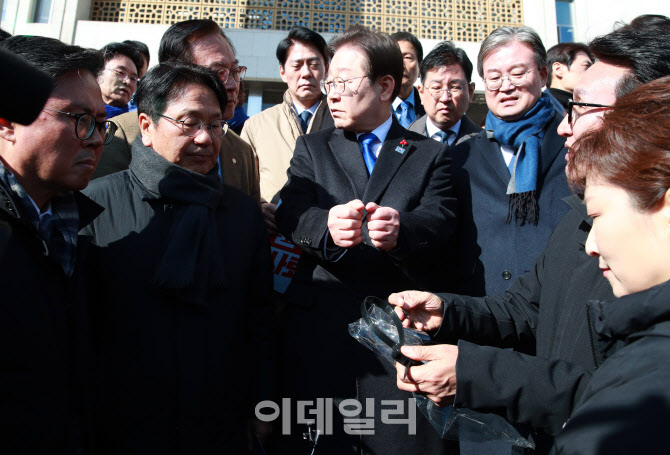 [포토]이재명, '이것이 계엄군의 수갑'