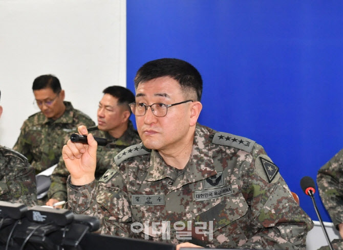 군 서열 1위 아닌 '박안수'.. 계엄사령관에 육군총장 앉힌 까닭