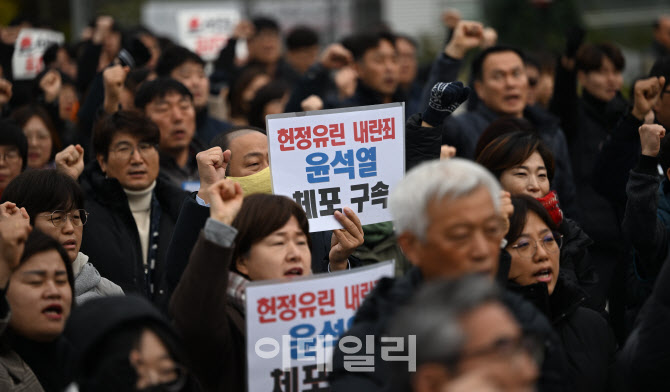 尹계엄 후폭풍…법조계 "내란죄 성립 어렵지만 탄핵사유 될 것"(종합)