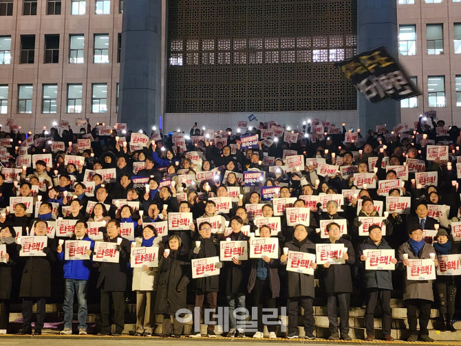 “내란 행위 尹 사퇴하라”…국회 가득 메운 촛불 물결