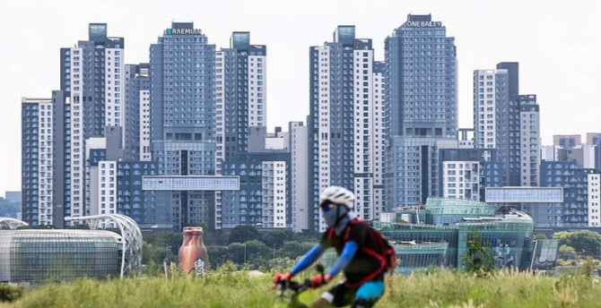 용적률 받고 이제와서 담장 추진…'통행료' 받겠다는 단지도