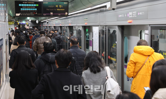 [포토]철도노조 1년3개월만에 무기한 총파업, 평소보다 더 붐비는 출근길 지하철