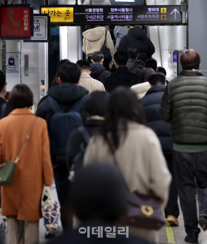 [포토]철도노조 총파업…출근길 지연 운행에 시민 불편