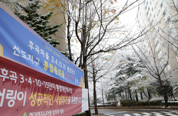 현수막 걸고, 설명회 동분서주…선도지구 '건설사 홍보전쟁'