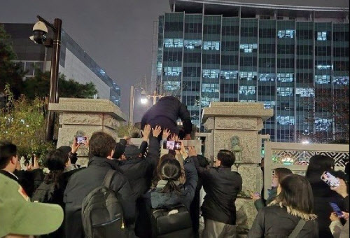 “국회의원은 벽 오르고, 시민들은 몸으로 막고…한국인들 대단!”