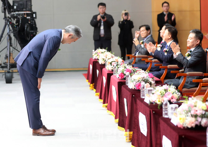 [포토] 농업발전 지자체장에게 인사하는 강호동 농협 회장