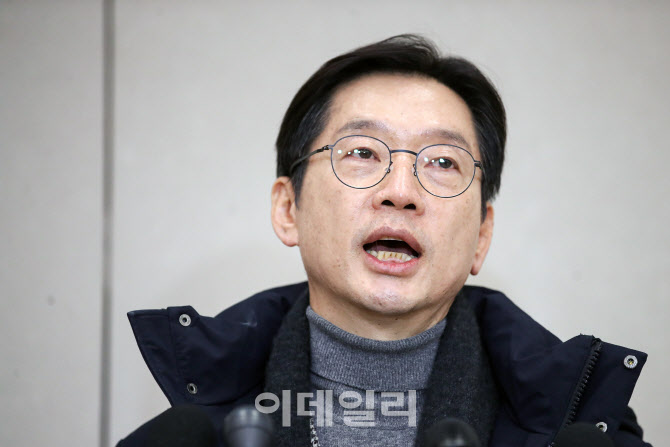 귀국한 김경수 “尹, 빠른 시일 내 사퇴가 현명한 길”