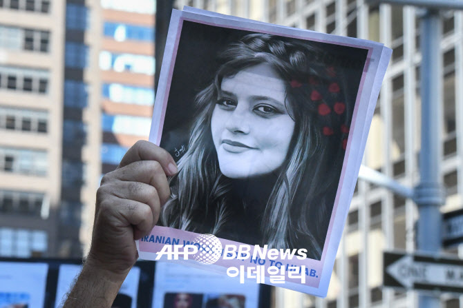 이란, 복장 규제 더 강화한 '순결과 히잡'법 채택