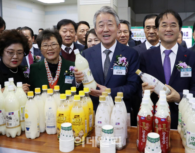 [포토] 우리쌀 살펴보는 강호동 농협중앙회장