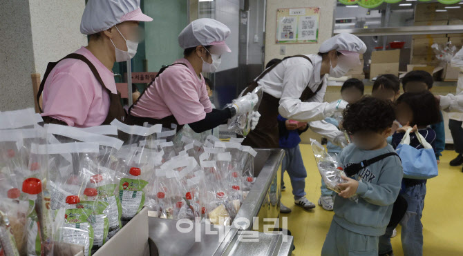 [포토] 대체식 지급받는 초등학생들