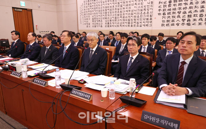 사법 수장들, '尹계엄' 묻자 "선포 요건 의문…참담"