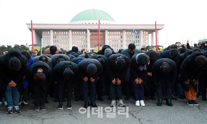 [포토]'시민들에게 허리숙여 인사하는 더불어민주당'