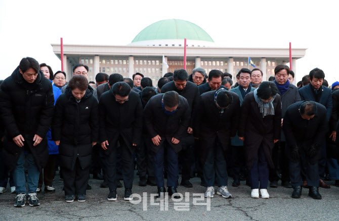 [포토]이재명 대표, '밤샘 농성 시민들에게 감사 인사'