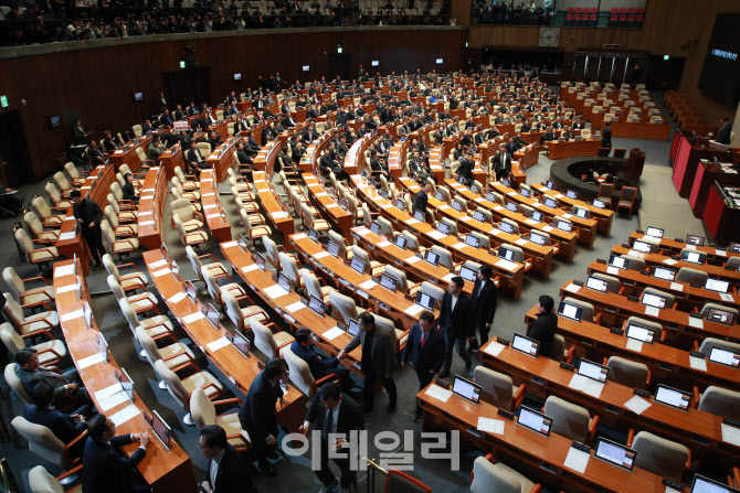 [포토]김건희 특검법 부결, '회의장 나가는 국민의힘'