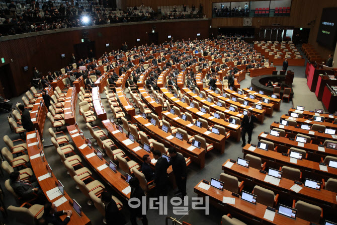 [포토]대통령(윤석열) 탄핵소추안, '본회의장 나가는 국민의힘'