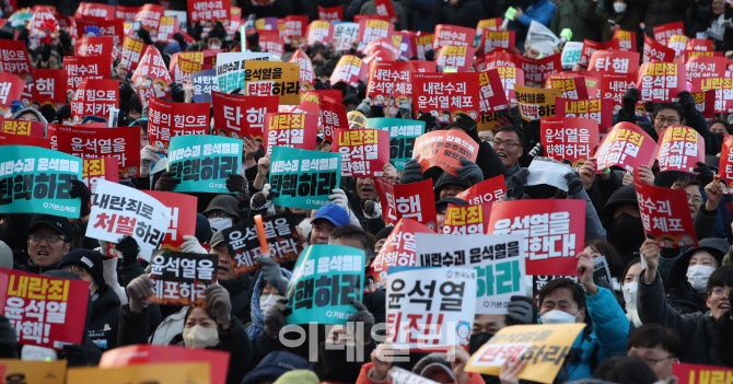 [포토]윤석열 대통령 비상계엄 선포에 거리로 나온 시민들