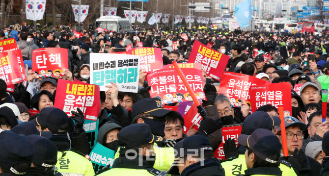 [포토]'친위 쿠데타' 사태에도…'윤석열 대통령 탄핵안'-'김건희 특검' ...