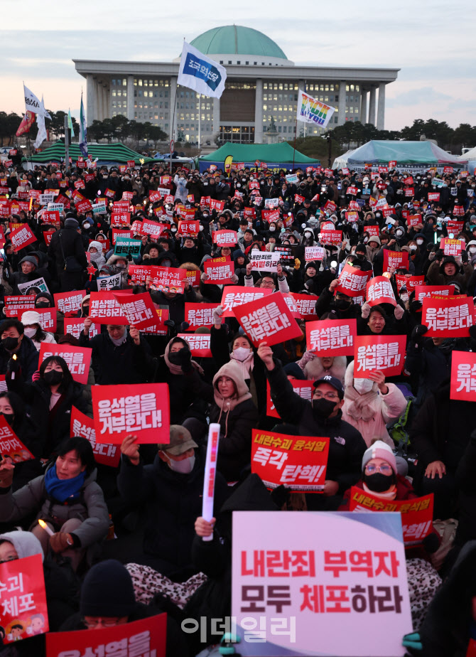 [포토]탄핵안 투표 성립까지 5명 남아…안철수·김예지·김상욱 투표 참여