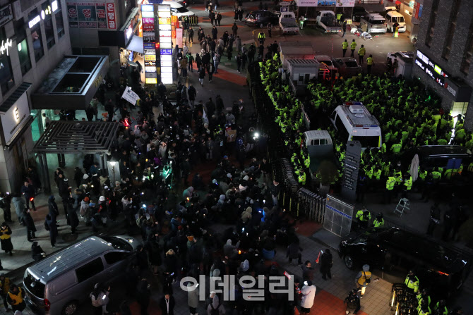 [포토]국민의힘 당사 앞에서 '탄핵 동참' 촉구 시위