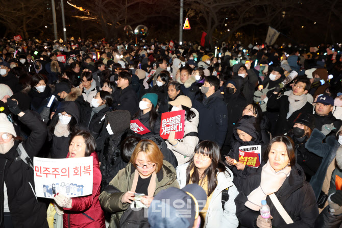 ‘尹 탄핵안 폐기’ 국회 앞 시민들 ‘분노’…“매일 촛불 들 것” (종합)