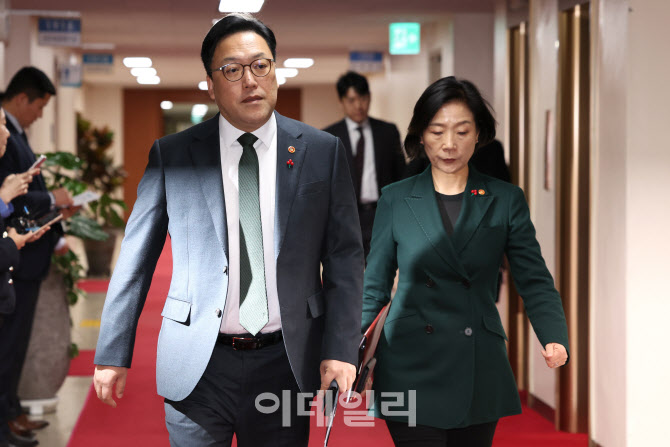 [포토]국무위원 간담회 참석하는 김병환 위원장-오영주 중기부 장관