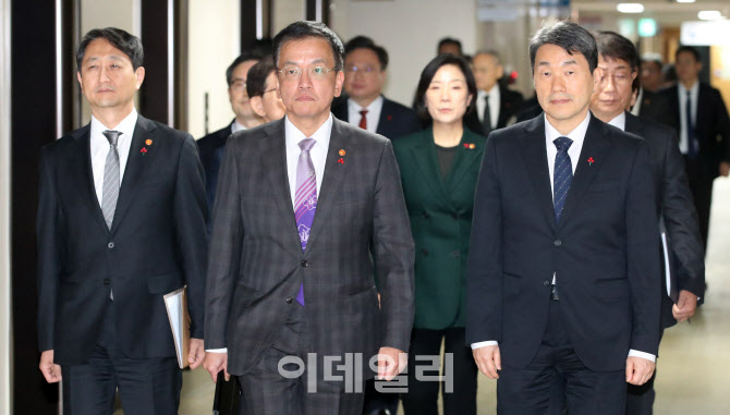 [포토]최상목 경제부총리, "경제팀 총력 다할 것…예산안 신속 확정 요청"