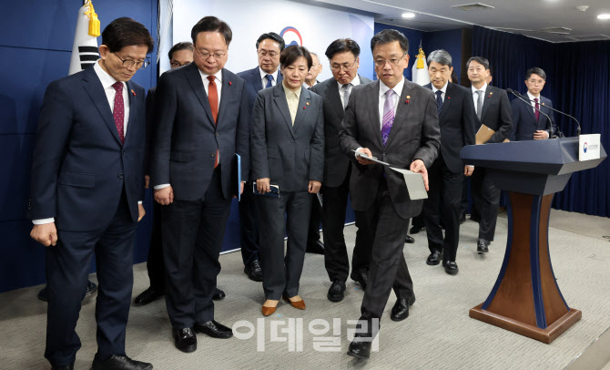 [포토]국민께 드리는 말씀 마친 최상목 부총리와 국무위원들