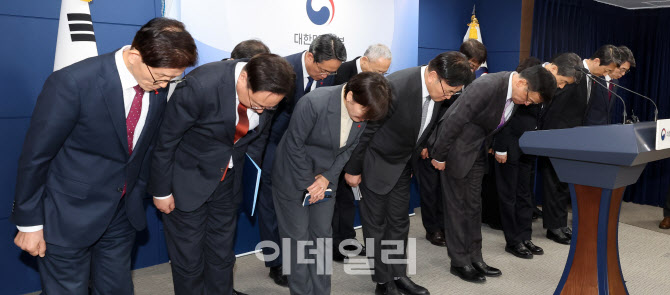 [포토]최상목 부총리 '제가 중심이 되어 경제를 최대한 안정적으로 관리'