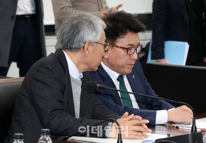 [포토]이야기 나누는 이석준 농협금융지주 회장-함영주 하나금융그룹 회장