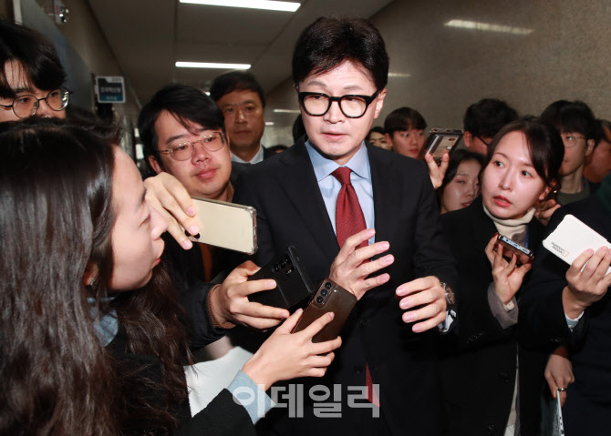 [포토]비공개 최고위 종료, '취재진 질문받는 한동훈 대표'