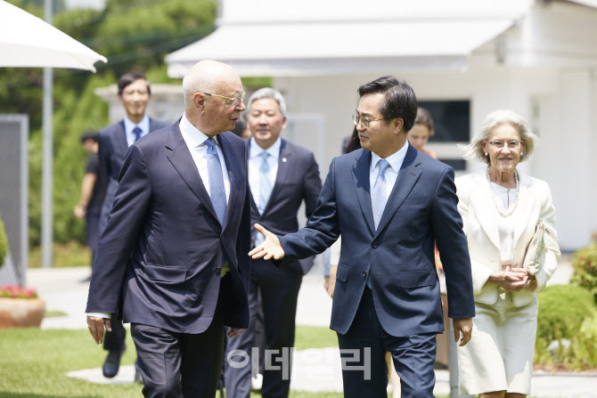 김동연과 클라우스 슈밥의 '신뢰'.."한국 강한 회복력 보여줄 것"