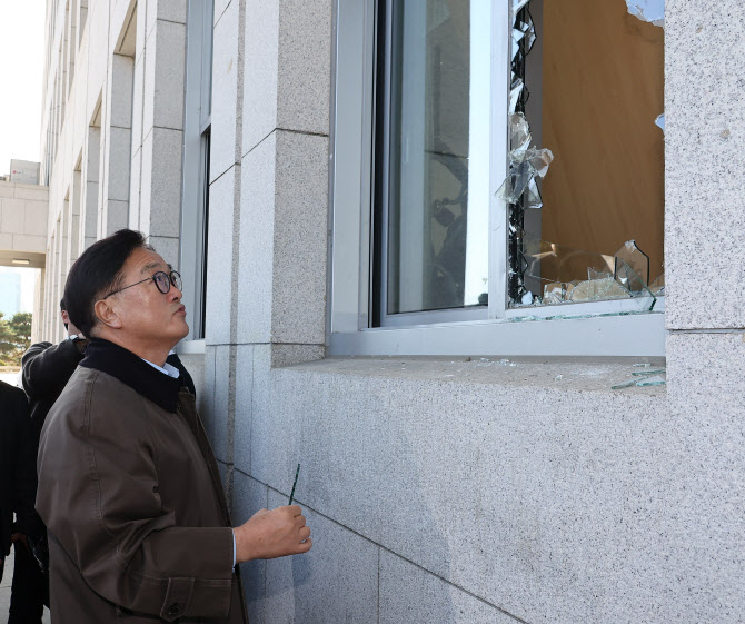 국방부 "계엄군이 파손한 국회 물적 피해, 배상·보상 어렵다"